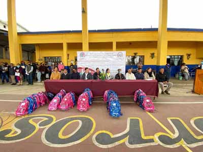 Entrega de mochilas y tiles escolares, a 107 alumnos.