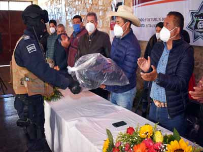   Entregan uniformes y equipamiento a policas de Tlatlauquitepec